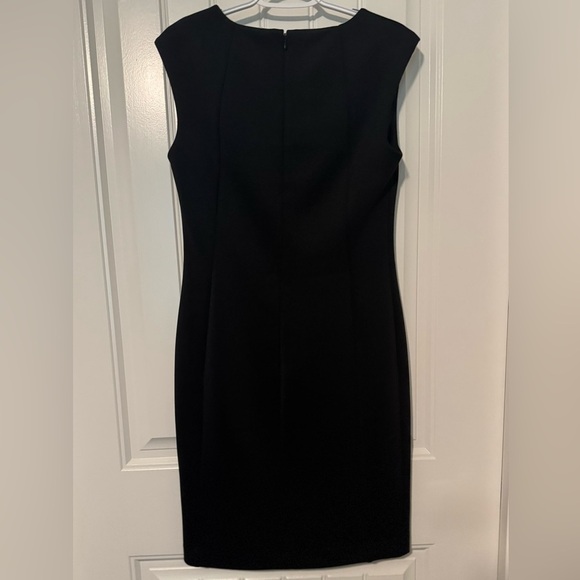CALVIN KLEIN
Pre-loved Black Dress with Chain Accent
Size: 8 - Picture 3 of 4